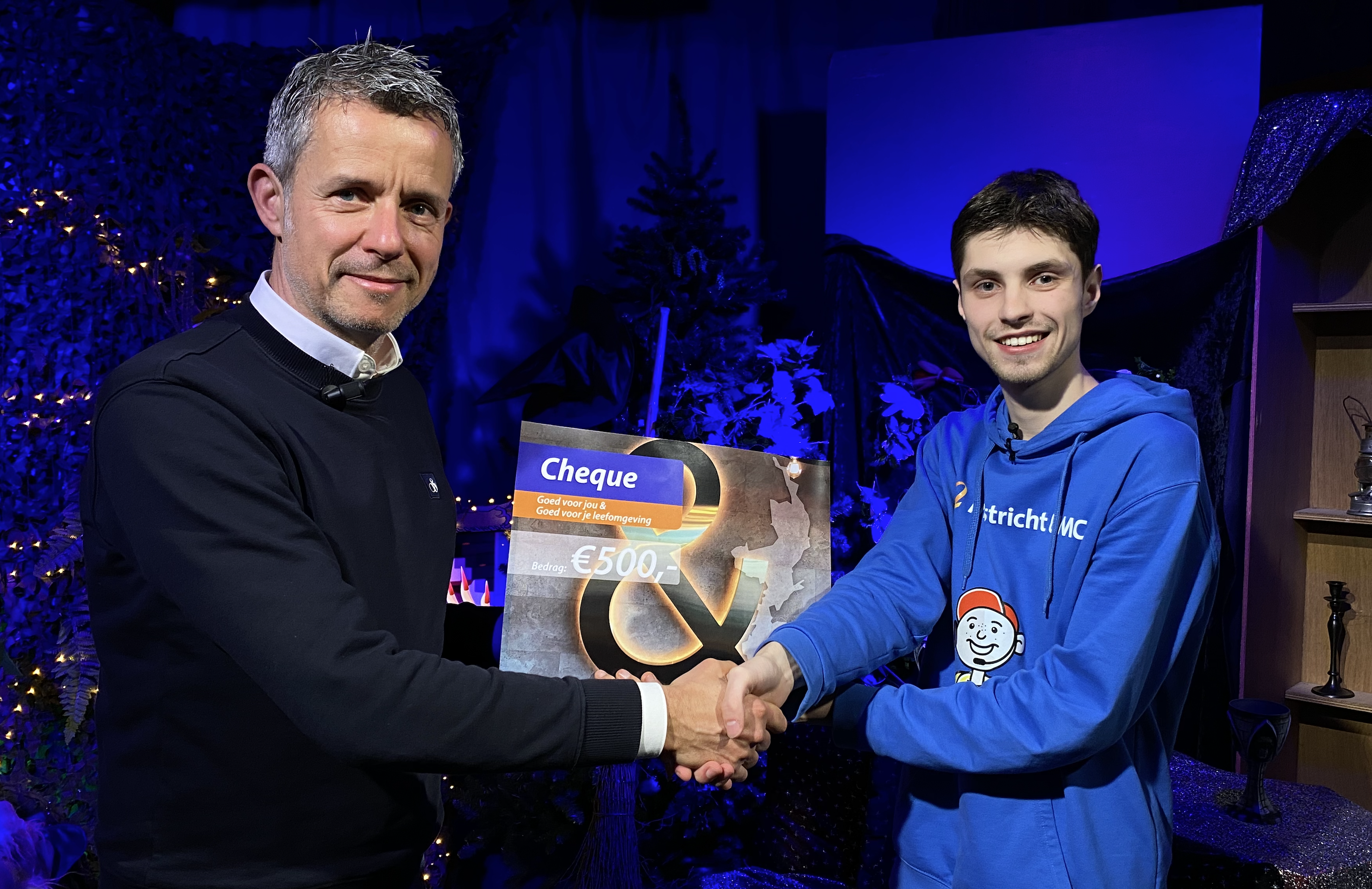 Tibor en Mart met cheque